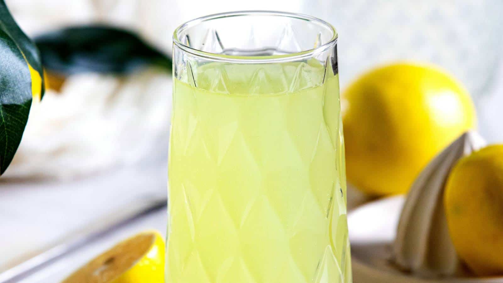 Aprenda como fazer limonada suíça para espantar o calor