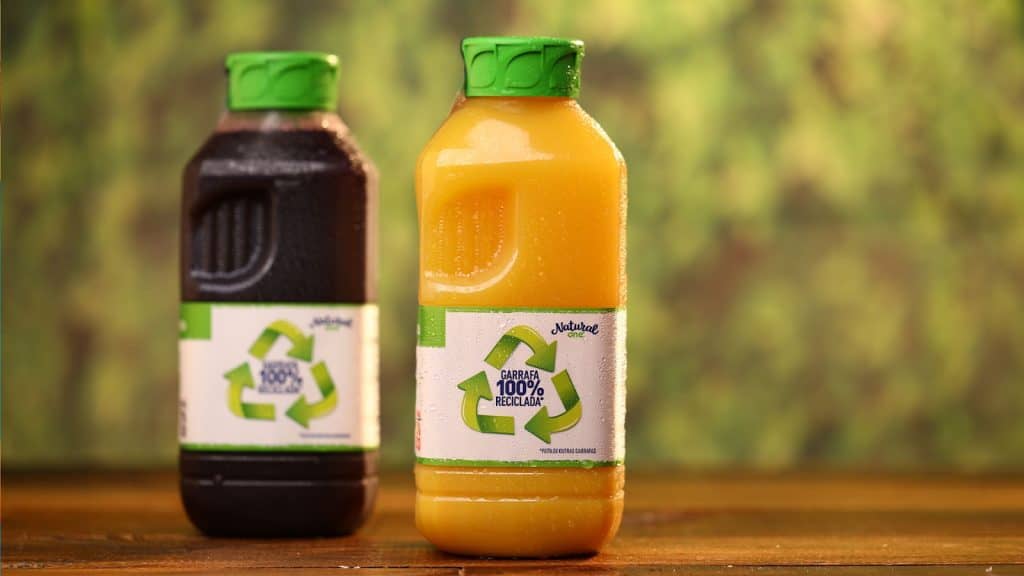 Natural One apresenta garrafas PET de suco feitas de plástico 100% reciclado