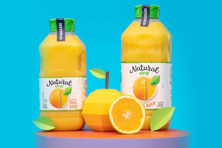 garrafa da natural one representando um dos ingredientes pra fazer salada de fruta com suco de laranja