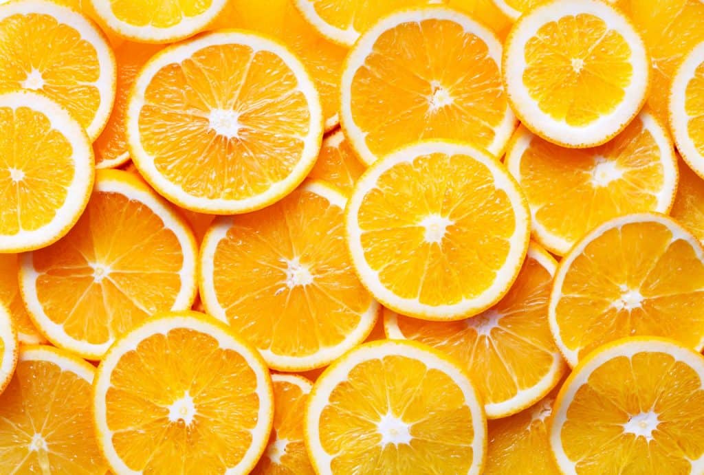 Texto Alternativa - Na imagem há dezenas de rodelas de laranjas cortas