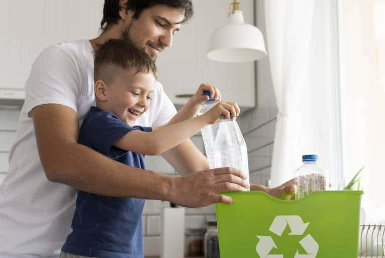 simbolos de reciclagem nas embalagens - pessoa descartando garrafa da forma certa