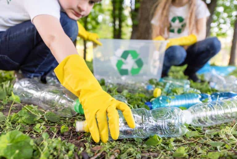 simbolos de reciclagem nas embalagens - imagem de pessoas recolhendo garrafas para reciclar