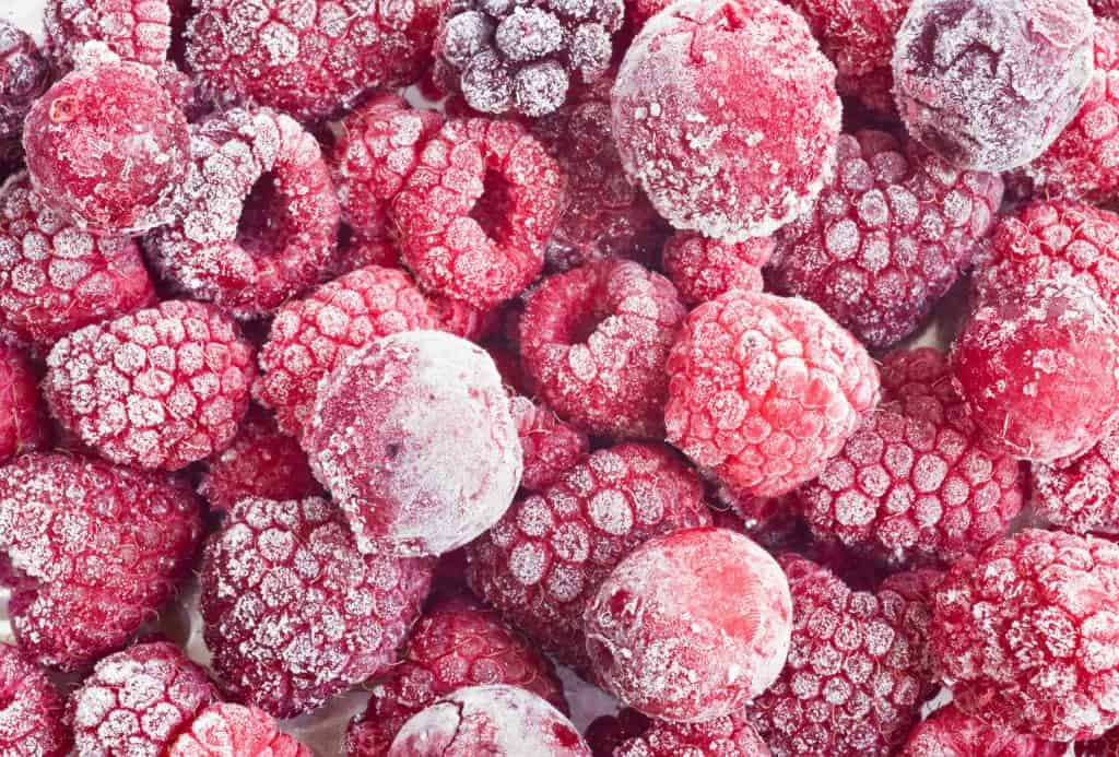 Texto Alternativo - Na imagem há diversas frutas vermelhas congeladas.