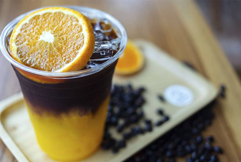 Imagem de um café com suco de laranja