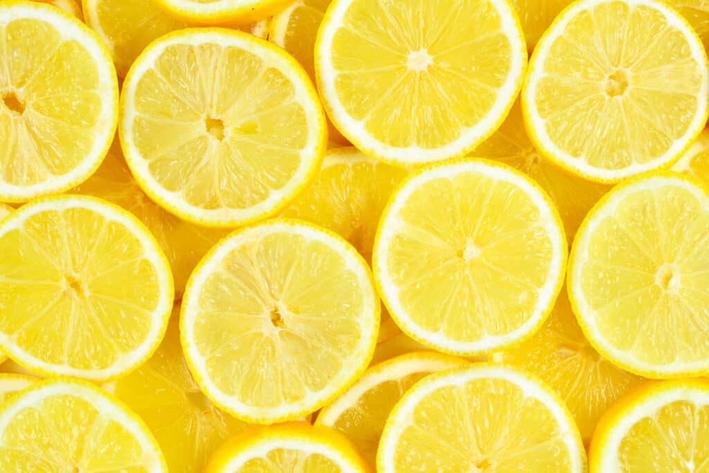 Texto alternativo: na imagem há rodelas de limão siciliano