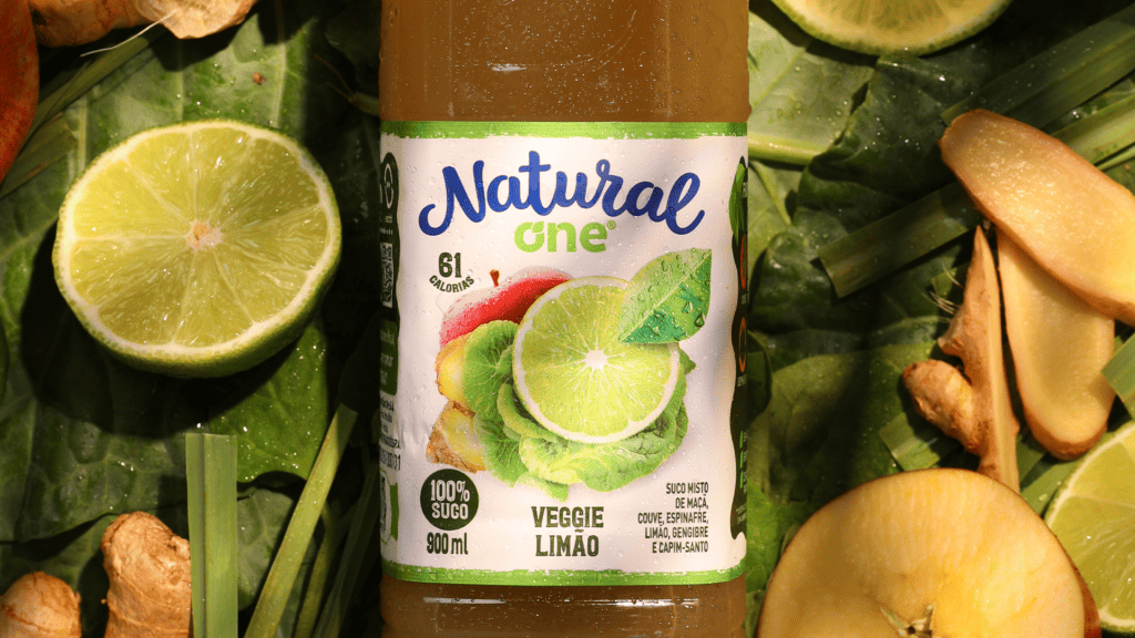 Na imagem há diversos verduras de fundo e na parte da frente, em destaque, o veggie limão da Natural One