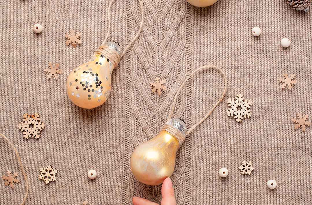 texto alternativo: na imagem há duas lâmpadas pintadas de dourado para a decoração de natal