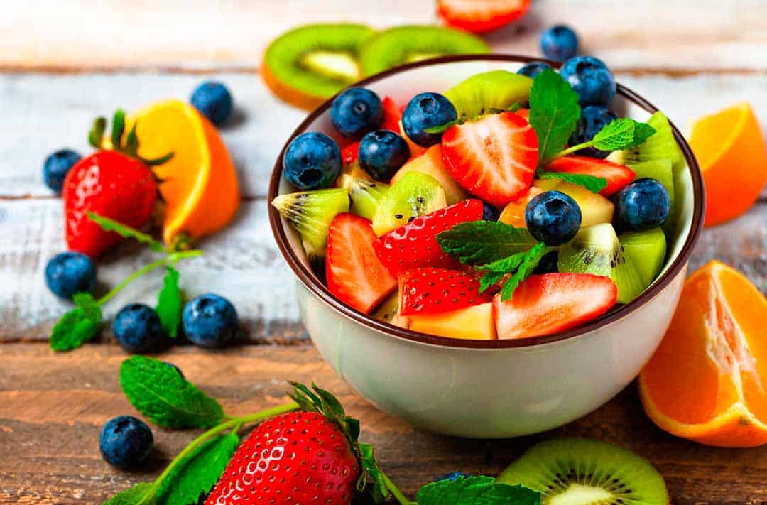 Texto alternativo: na imagem há um bowl com salada de frutas