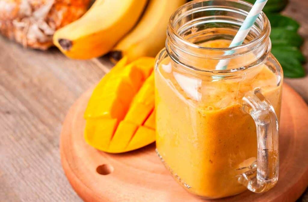 Texto alternativo: na imagem há uma das receitas de verão: Smoothie tropical de banana