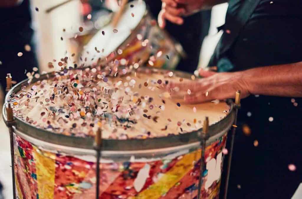 Texto alternativo - na imagem há um tambor com confetes de carnaval