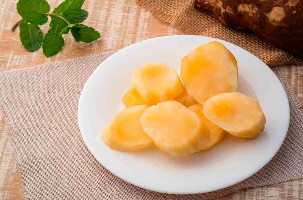 texto alternativo: na imagem há algumas rodelas de batata yacon cortadas em um prato