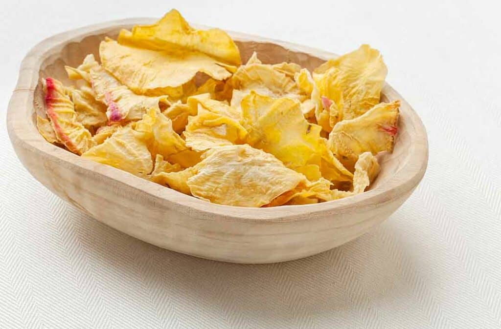 texto alternativo: na imagem há um cesto com batats chips de yacon