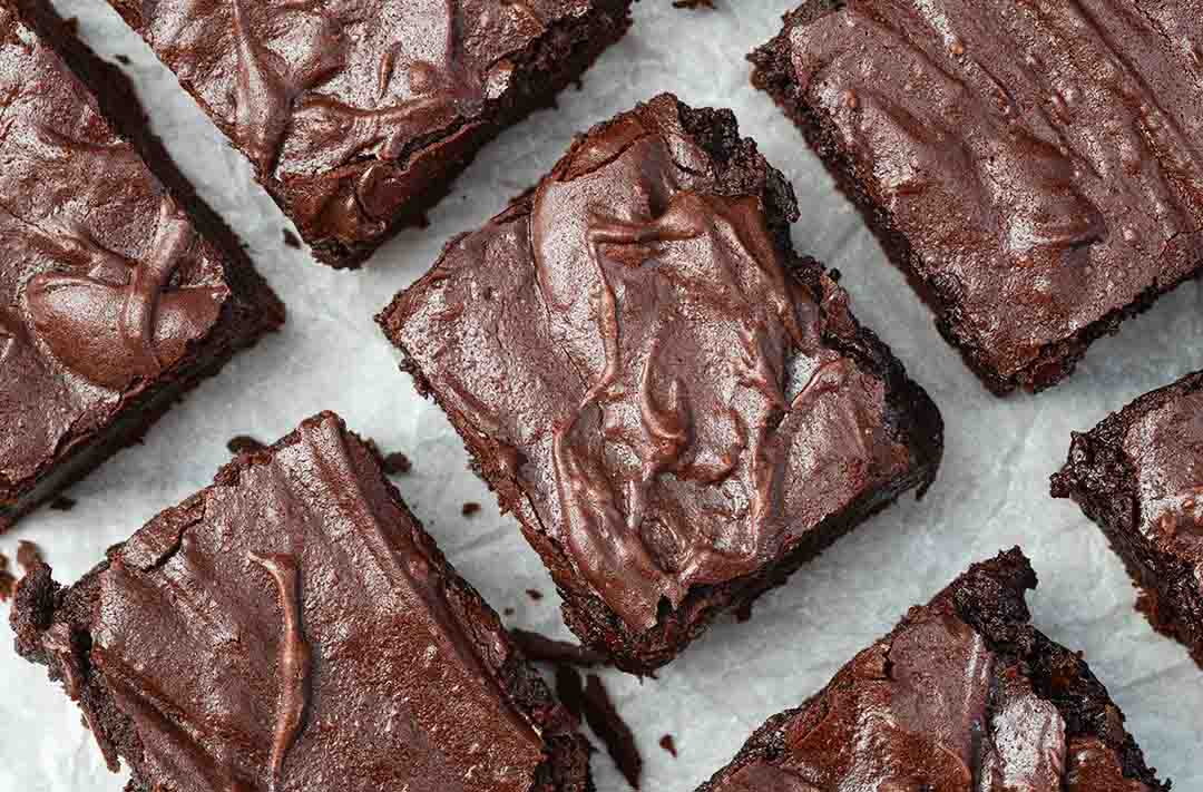 Texto alternativo: na imagem vemos diversos brownies cortados